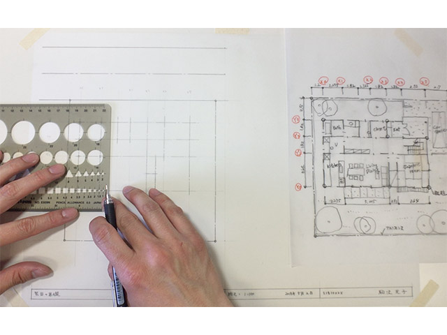 製図板を使っての手描き図面の作業風景（１年生「製図の基礎」）。