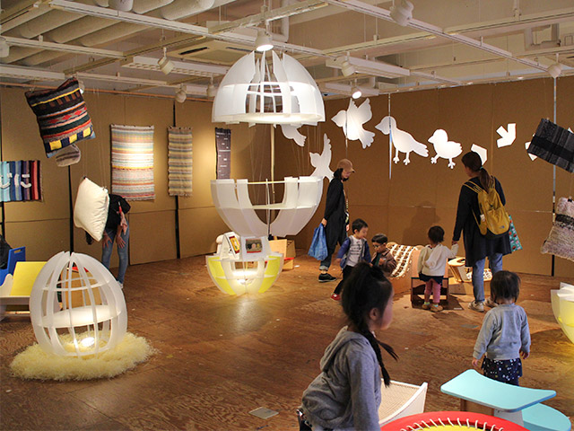 「たまご×egg」たまごをテーマにした展示空間。家具や陶芸、織物の作品を展示しました。