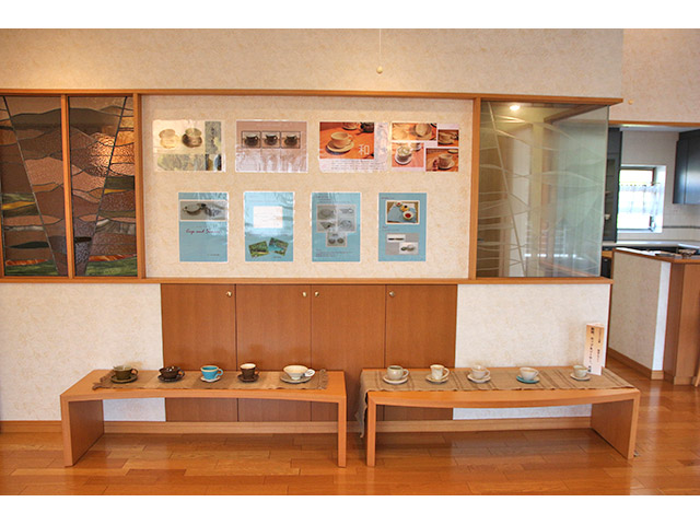 住生活体験室における陶芸作品の展示。