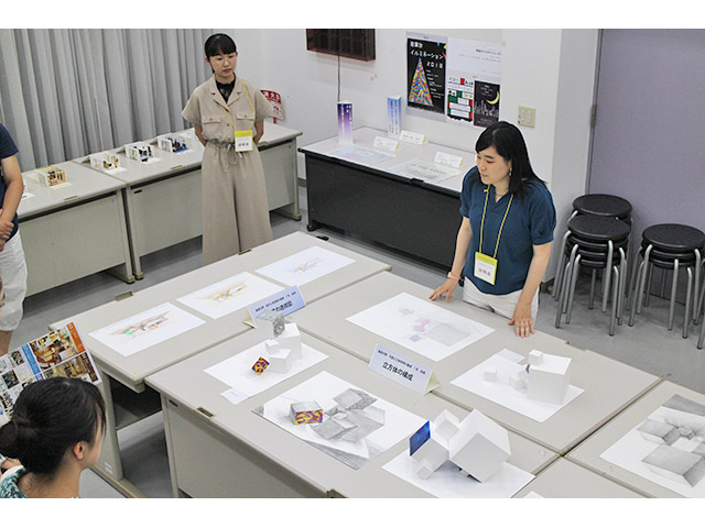 住生活館地下の部屋では1年生基礎科目の作品を展示。