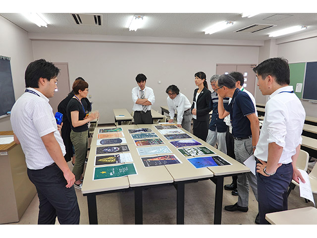 実行委員会の方々による審査風景