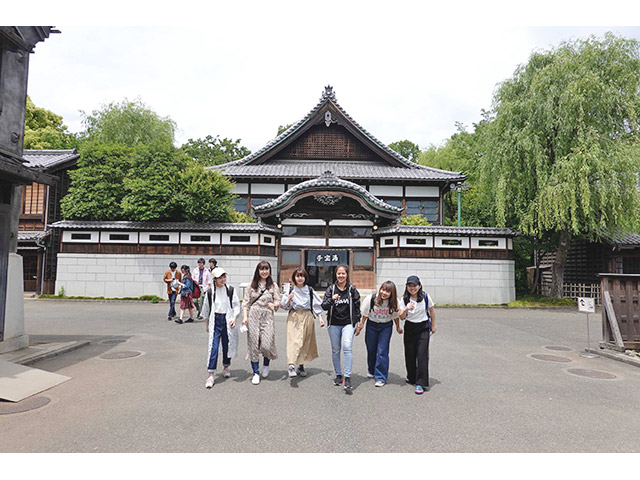 園内の下町中通りにて子宝湯を背景に記念撮影。