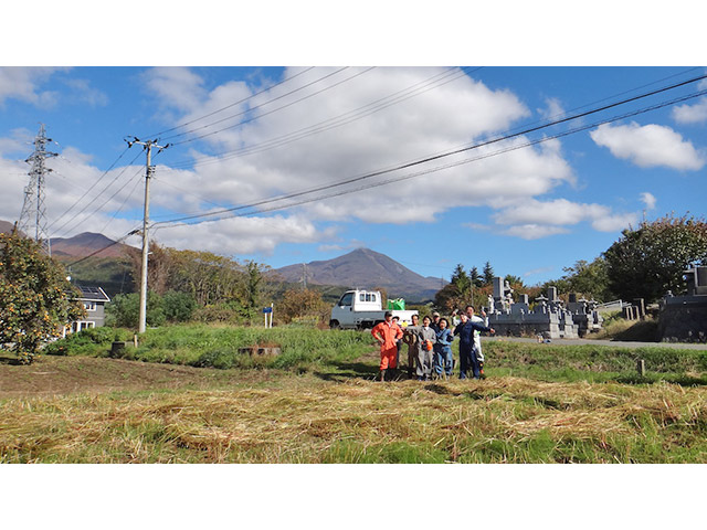 作業を終えて磐梯山をバックに