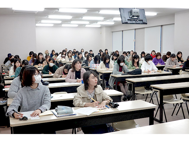 熱心に先輩の話を聞く3年生たち