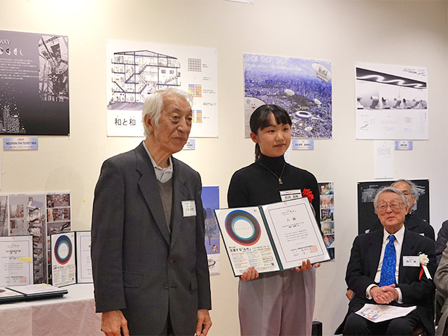 審査員と表彰状を手にする岩谷さん。