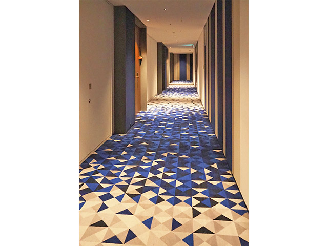 客室階の廊下の絨毯も客室までの足取りが軽くなるようなデザインです