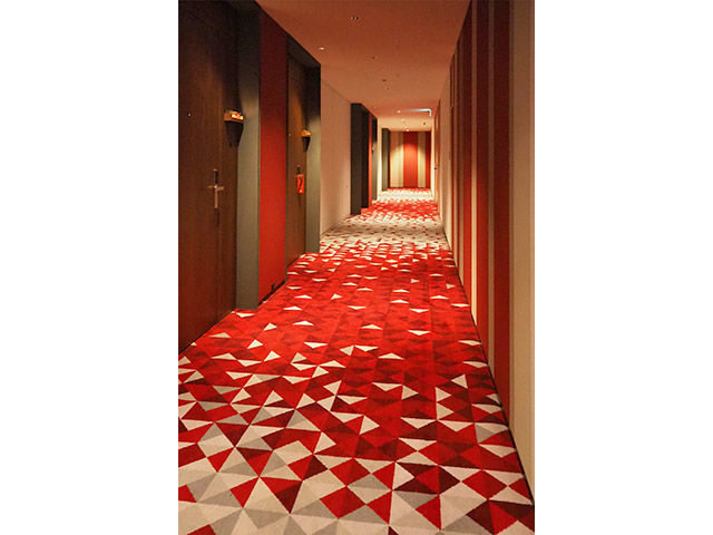 客室階の廊下の絨毯も客室までの足取りが軽くなるようなデザインです