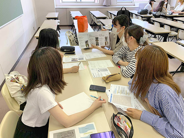 見学後、自分の考えを他の学生と共有します