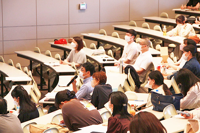 学生発表と質疑応答の様子