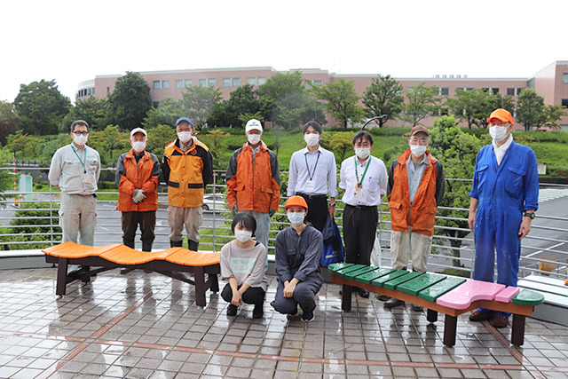 小雨の中の引き渡し式