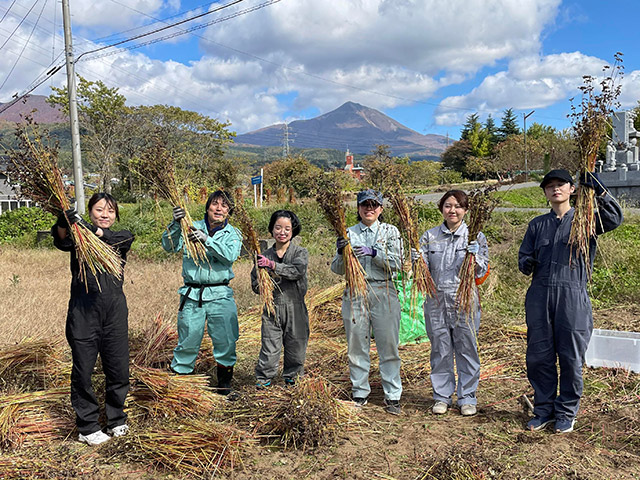 会津磐梯山をバックにポーズ！