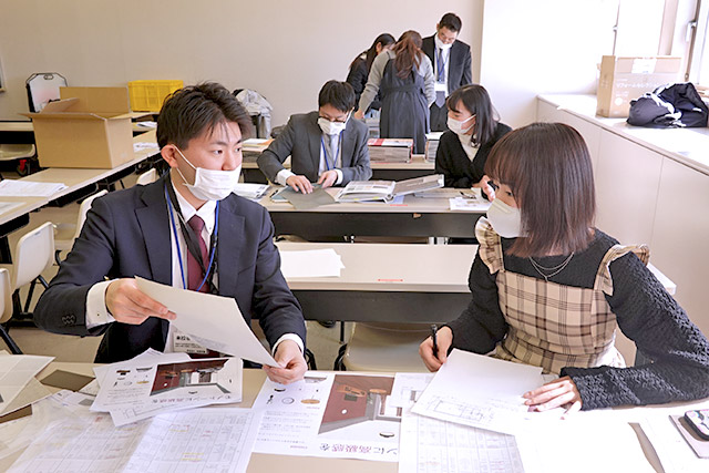 担当者と学生が1対1となって詳細を打ち合せます