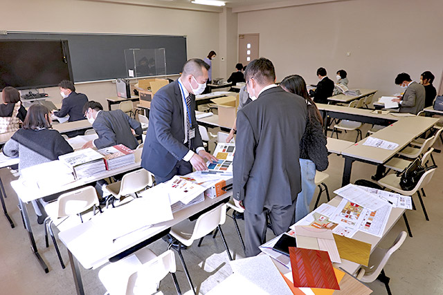 内装材サンプルを一つ一つ確認しています