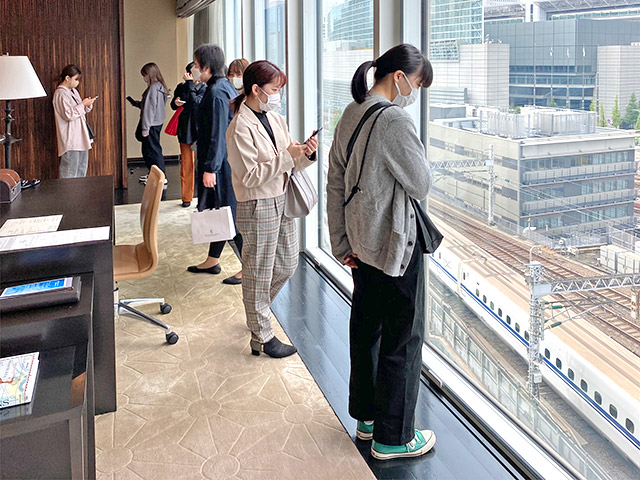 東京駅横の窓からのビューに思わず見とれてくぎ付けになります