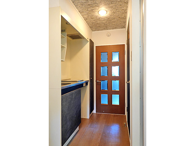玄関・キッチンは明るく気持ちを切り替えるように。