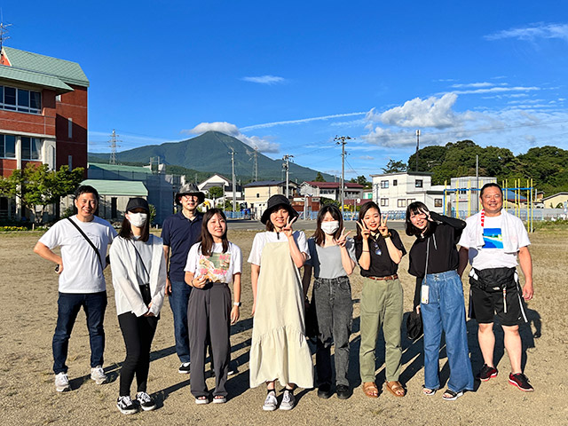 青空の磐梯山をバックに。