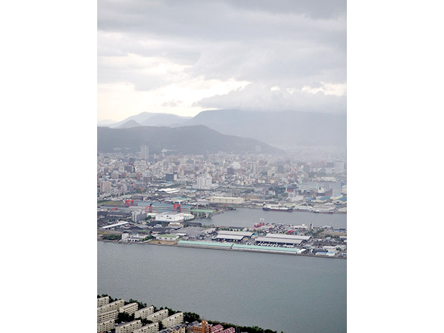 「やしまーる」展望台から高松市内を見る