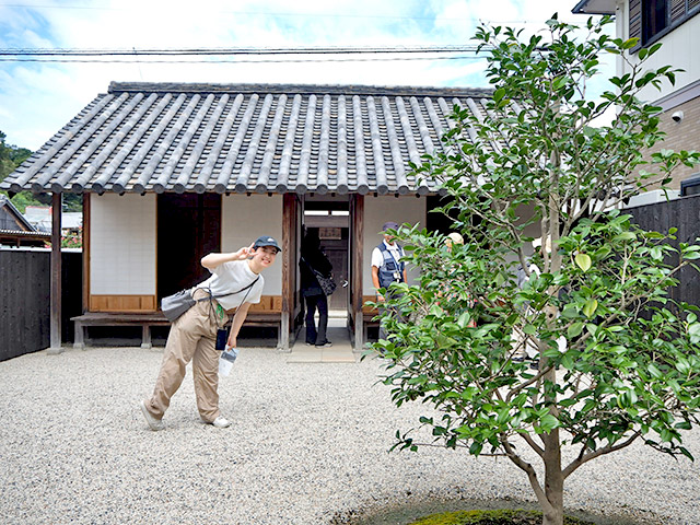 家プロジェクト「碁会所」庭の椿越しの建物