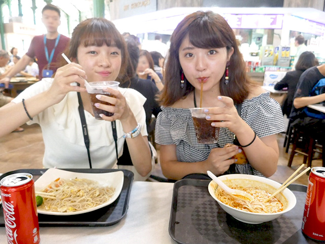 地元の市場で食事