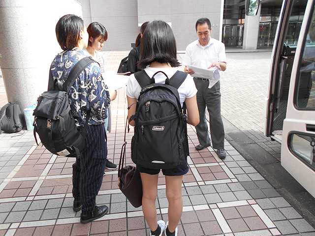 バスの前で出発前の打ち合わせ