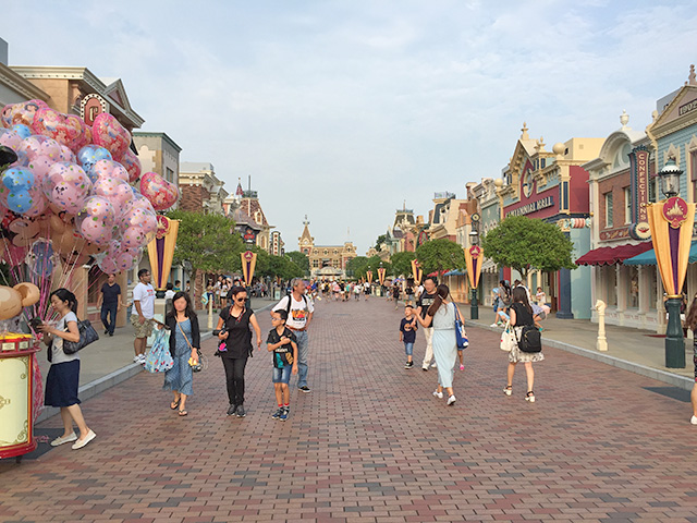 混雑しておらず、のんびりした雰囲気の香港ディズニー園内