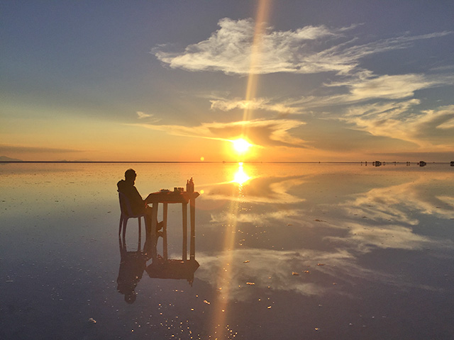 ２つの太陽が重なるように見える夕日