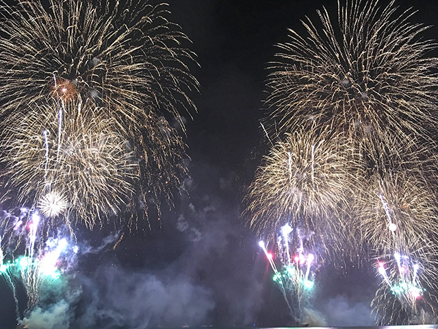 ワイキキビーチ沖で打ち上がる「長岡花火」