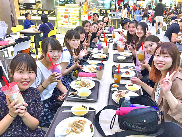 シンガポール大学の学食でランチ
