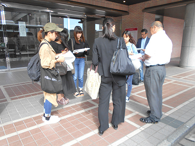 出発日の朝、当番の学生は早く集まり運転手さんとのルート打ち合わせ