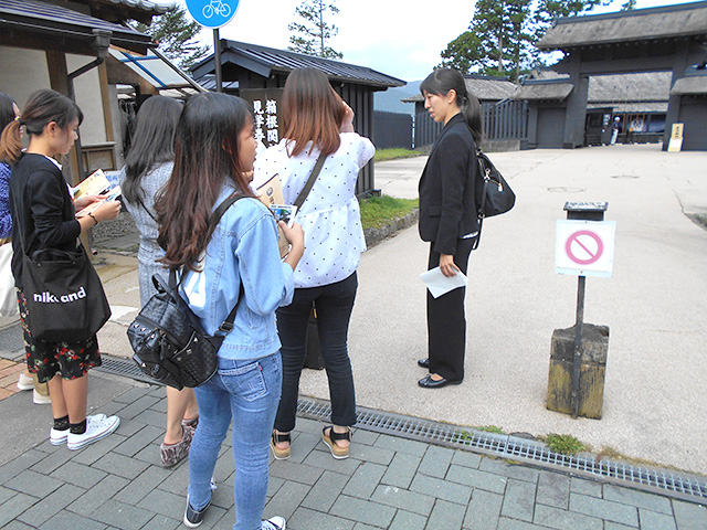 名所旧跡への誘導と案内だけでなく、見学料の支払い、駐車場の確認などなど仕事はたくさんあります