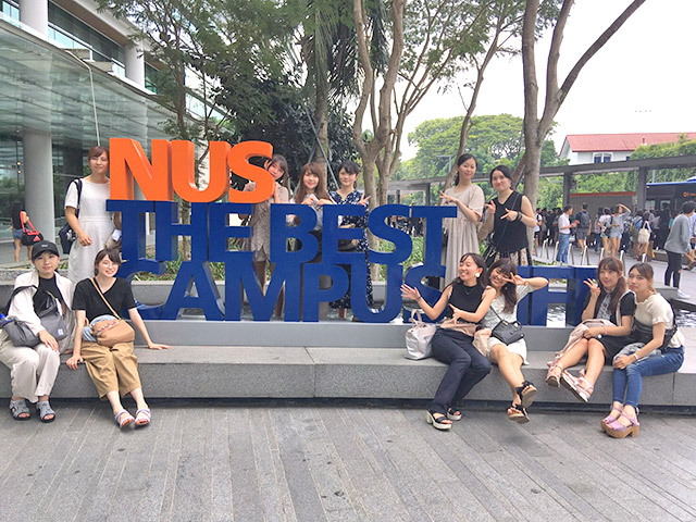 シンガポール国立大学の広場前で