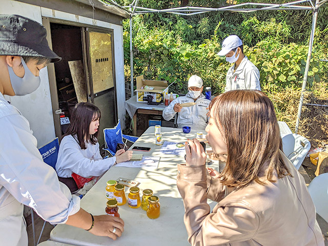 多摩養蜂園で稲城産はちみつの取材