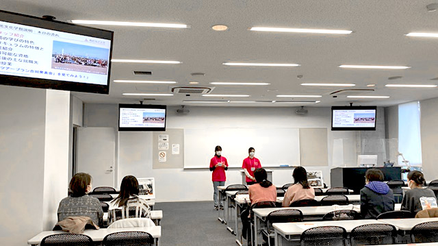 自己紹介をする学生スタッフ