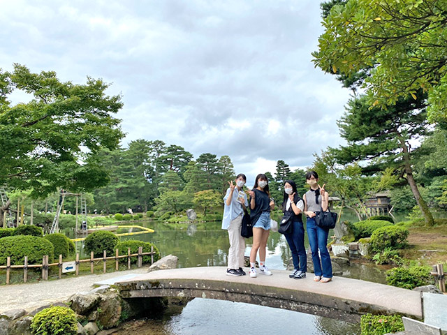 兼六園内で記念撮影