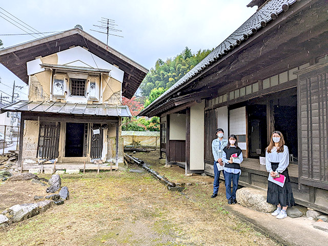 平尾の古民家で稲城市生涯学習課の担当者と