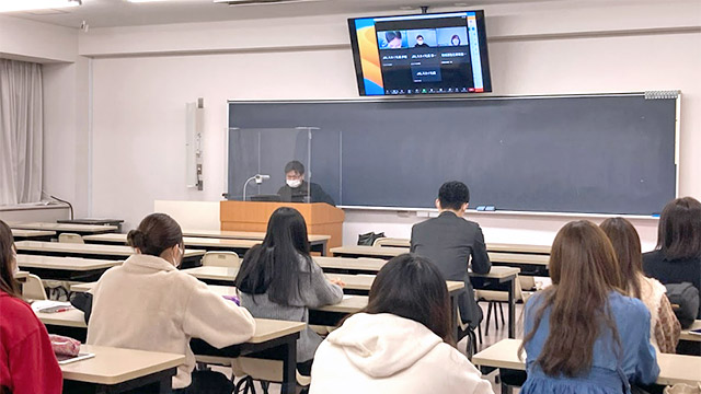 真剣な学生たち