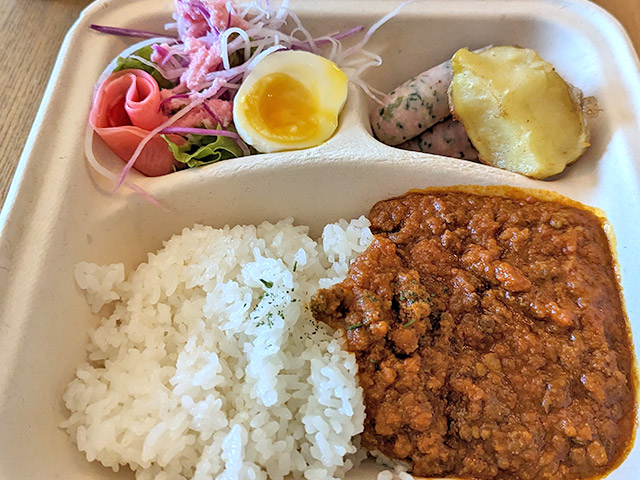 獣害対策として猪肉のジビエカレーを試食