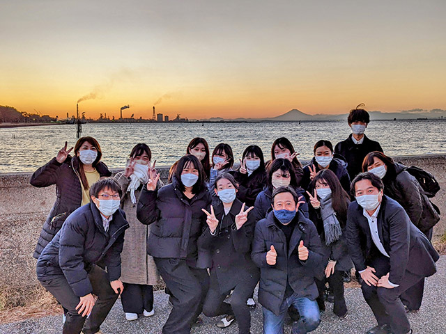 鳥居崎海浜公園で社員の皆さんと集合写真