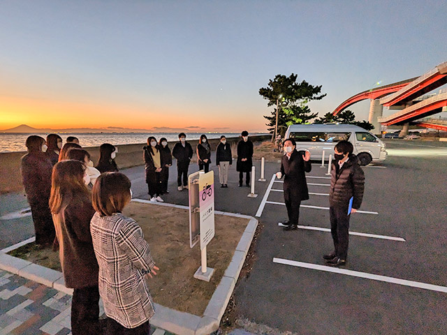 鳥居崎海浜公園でのふりかえりの様子