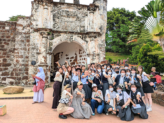 修学旅行中の中学生と集合写真（マラッカ）