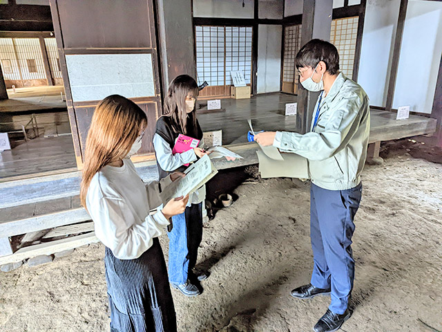 平尾の古民家での取材の様子