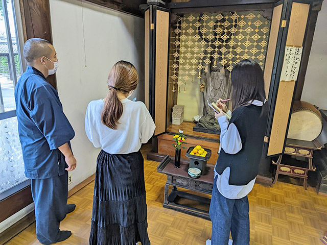 高勝寺での取材の様子