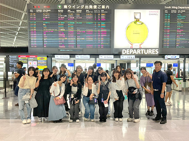 成田空港から出発する前に記念撮影