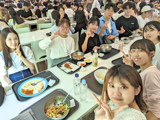 大学内のフードコートで韓国料理を堪能