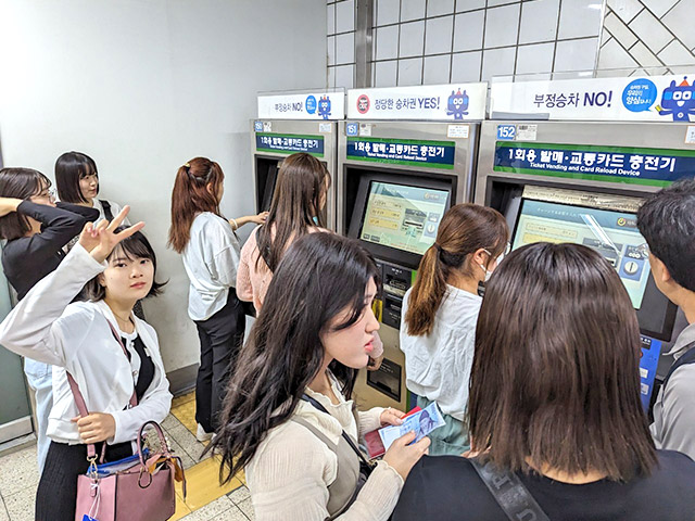 駅の自販機で切符を購入