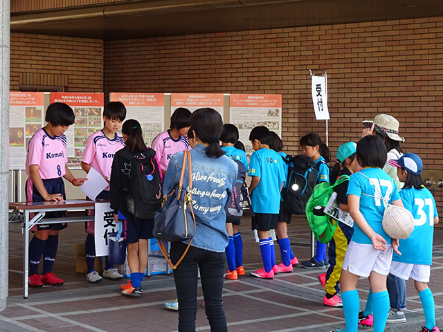 受付係 初めてのサッカー教室運営に緊張気味でした