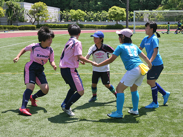 体動かしに小学生と協力してシッポ取り