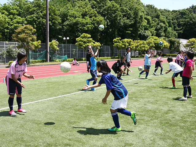 元気いっぱいな小学生に生徒たちも笑顔がいっぱいです。