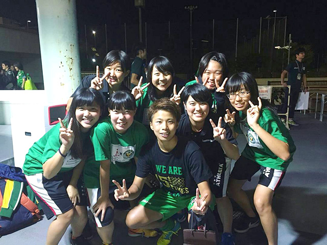 追加点をあげた田中美南選手と記念撮影顔を覚えてもらっている生徒もいたため優勝を共に喜びあいました。