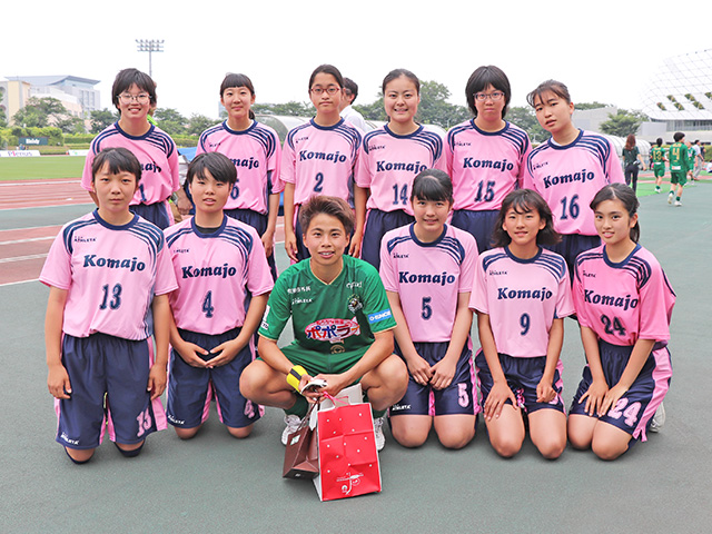 駒沢女子大学卒業生 田中美南選手との記念撮影
